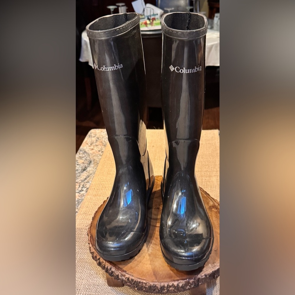 Columbia rubber rain winter boots. Omni Heat thermal comfort lining. Size 6.